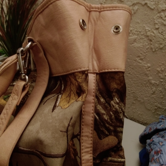 Realtree | Camo and Pink Handbag - Picture 4 of 8